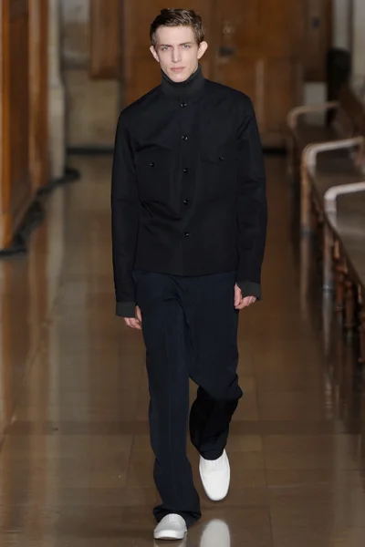 Look 16